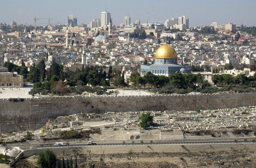Notre Dame e il Tempio di Gerusalemme, bruciano nel fuoco della Settimana Santa