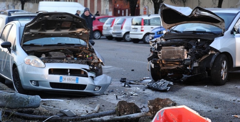 Suv fuori controllo travolge tre ragazzi: un morto.