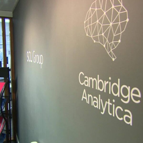 Chiude Cambridge Analytica