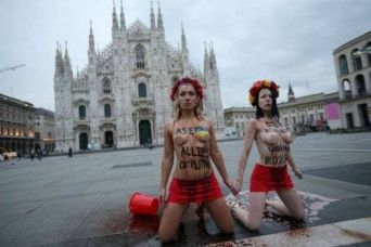Femen a Milano. Nude e ricoperte di sangue per l’Ucraina.