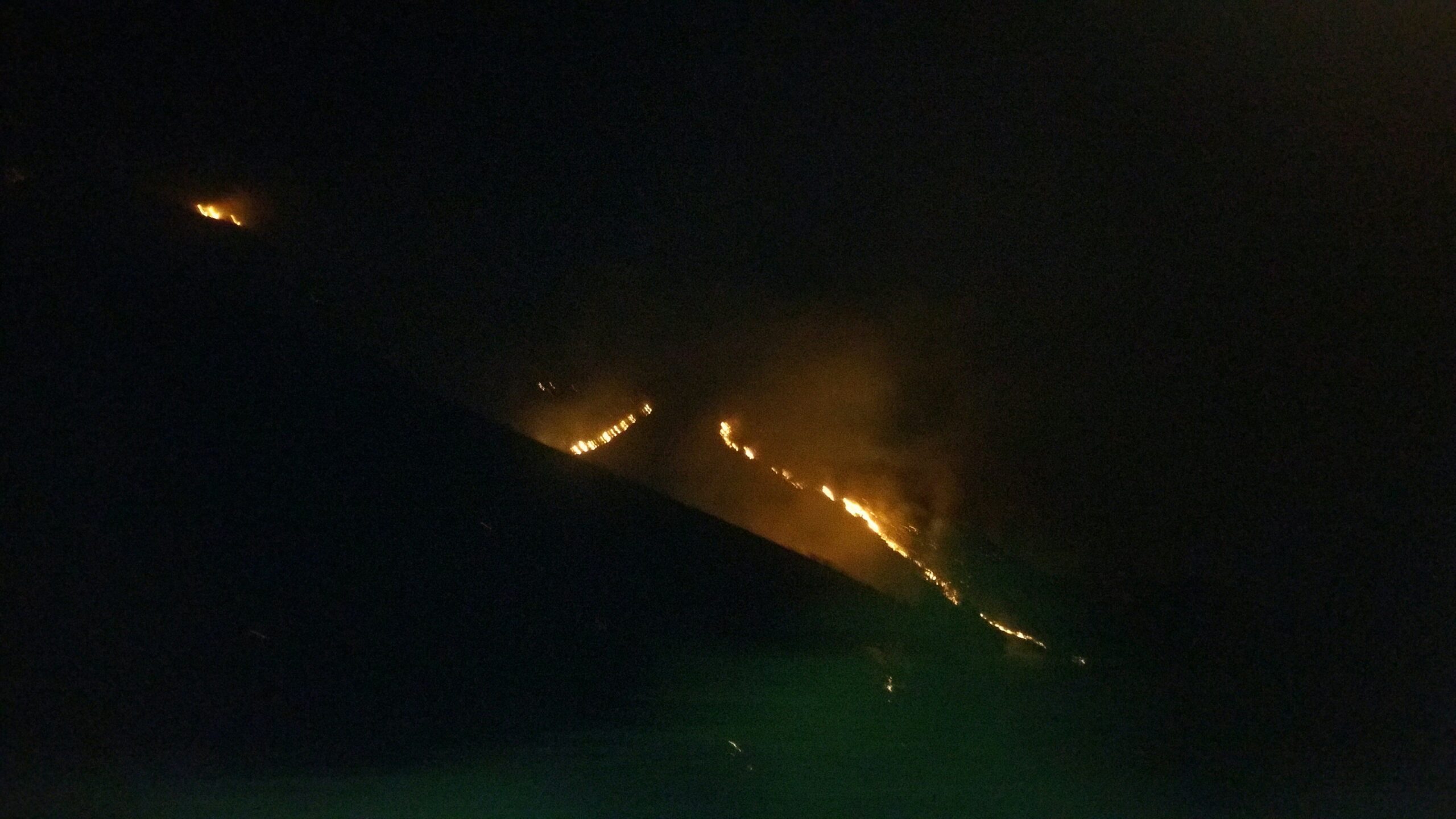 Video: Incendio di vaste proporzioni a confine tra Calabria e Basilicata