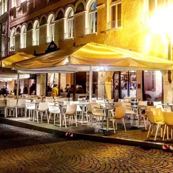 Caffé Municipio; smonta la pedana e trovano un tesoro tra gioielli e monete