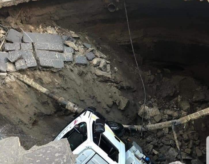 Casoria: voragine in strada inghiotte camion