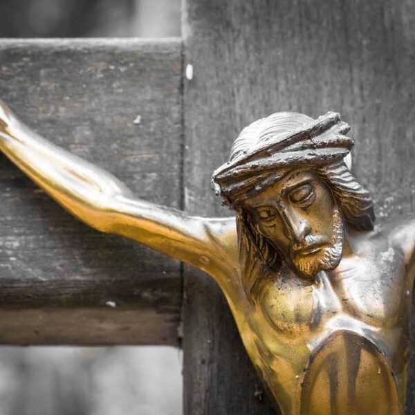 Crocifisso nelle scuole: il Ministro Bussetti dice la sua