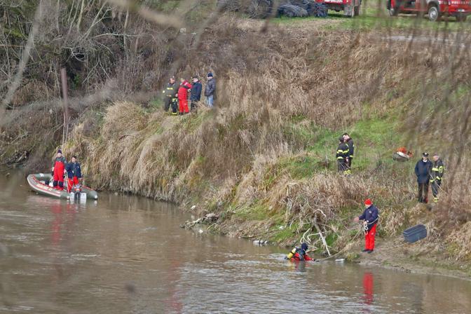 Fa' a pezzi madre e sorella e le getta nel fiume.