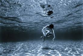 Ritrovato il corpo del bambino affogato dalla mamma russa vicino agli scogli