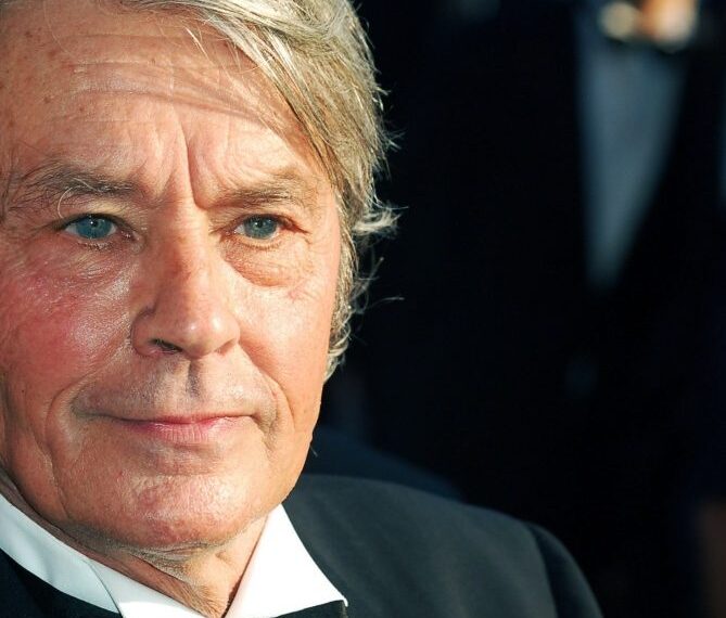 Cannes premia Alain Delon con la Palma d'oro alla carriera