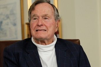 Bush senior ricoverato d’urgenza in un ospedale del Texas a causa di una crisi respiratoria