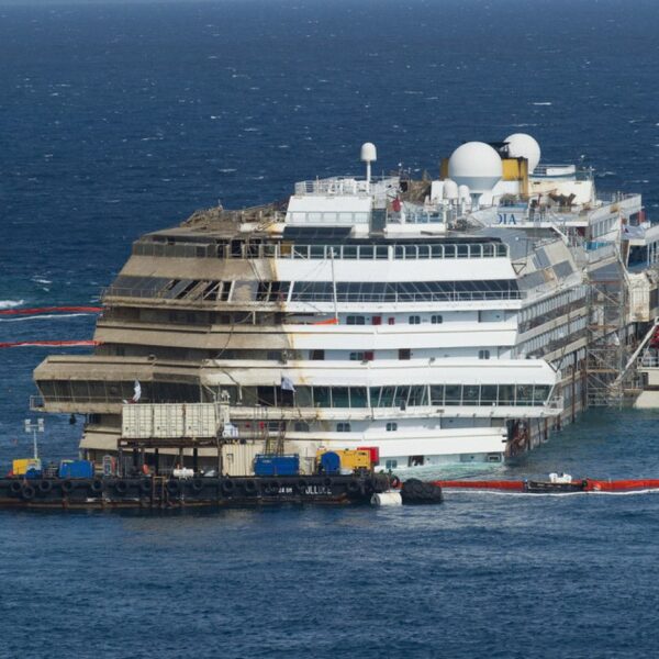 La Costa Concordia rivede la luce e torna al porto di Genova