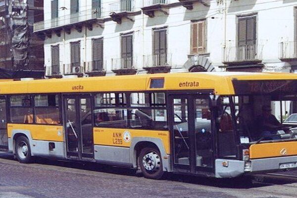 Controllore del pullman fa scendere donna incinta in preda alle doglie