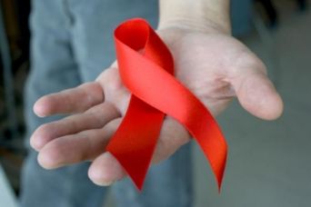 Bambina malata di AIDS torna a scuola