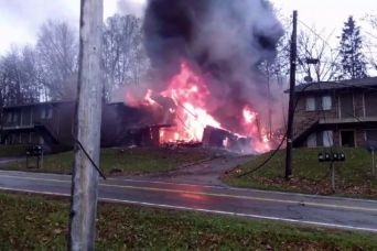 Aereo si schianta sulle case negli Stati Uniti