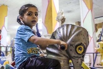 Un mondo artificioso per ridare un sorriso ai bambini siriani