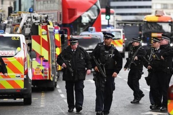 Attentato a Londra: auto contro la folla a Westminster