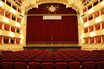 L'Orchestra del Teatro dell'Opera e il coro sono stati licenziati