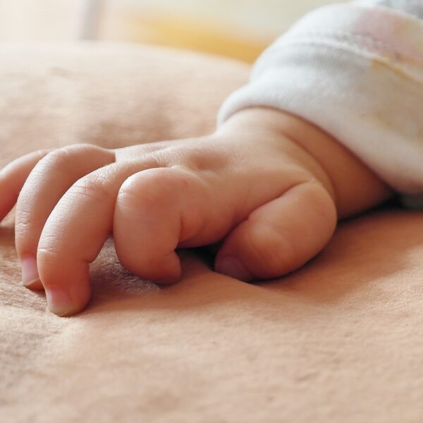 Scava per seppellire sua figlia morta