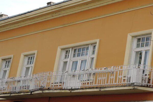 Tragedia sfiorata in Calabria: donna precipita dal 3 piano