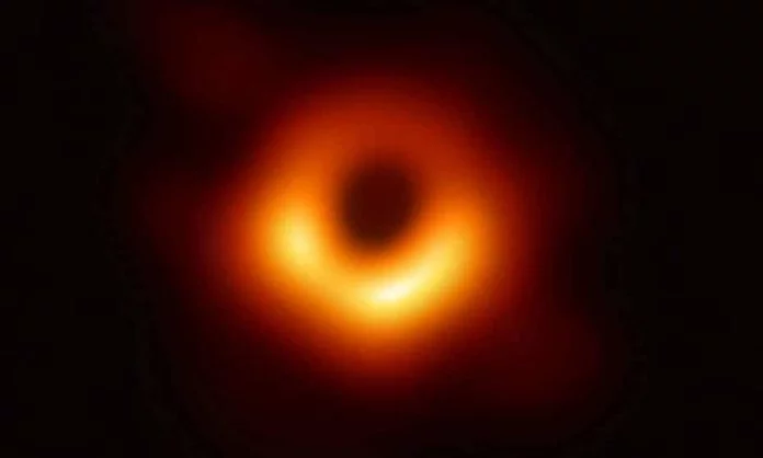 Ottenuta la prima immagine di un buco nero: conferma la teoria di Einstein