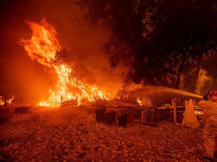 California in fiamme; devastata dal più grande incendio della storia