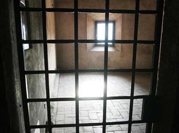 Si costituisce uno degli evasi  di Rebibbia