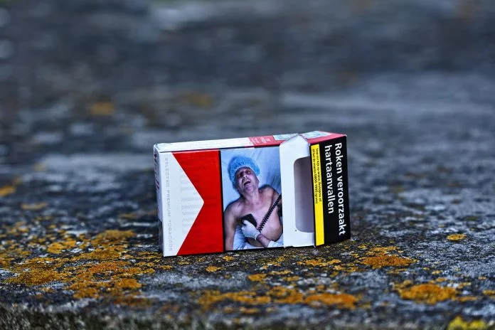 Trova sul pacchetto di sigarette la foto della moglie defunta e fa causa