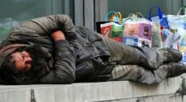 Inghilterra: clochard chiede l'elemosina per mesi poi si scopre che....