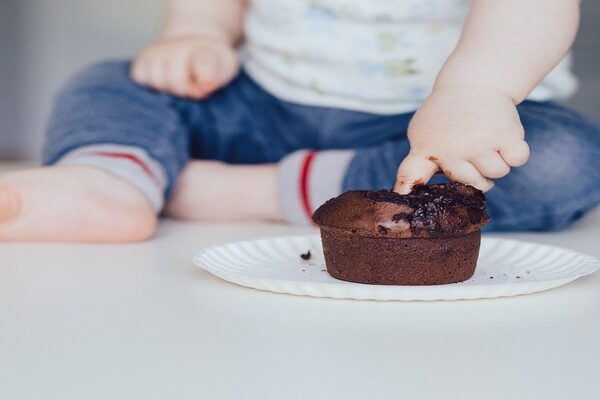 Zucchero ai neonati e bambini. Quanto dovrebbero assumerne?