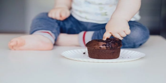 Zucchero ai neonati e bambini. Quanto dovrebbero assumerne?