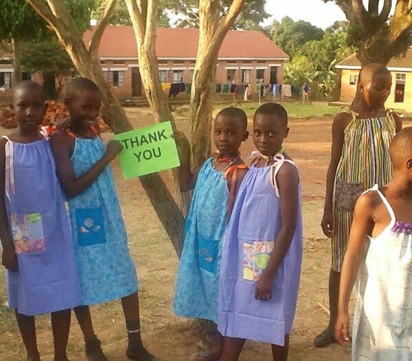 A 99 anni cuce un vestito al giorno per le bambine in Africa