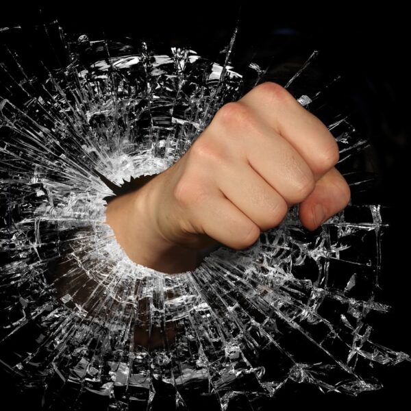 Attrice presa a pugni per strada senza nessun motivo