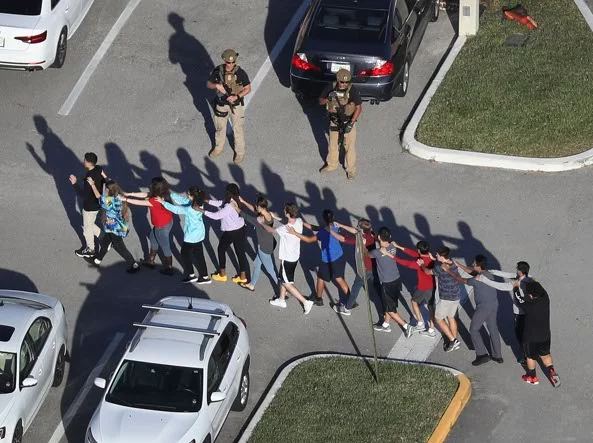 Ex studente spara e uccide 17 persone in Florida