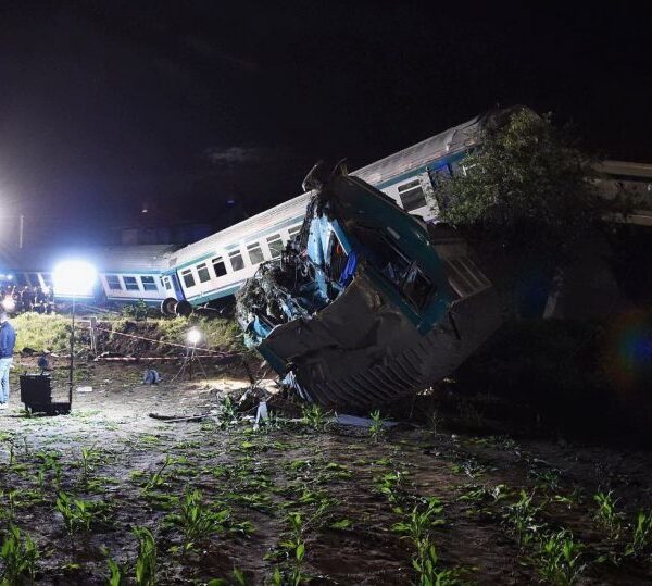 Treno deraglia sulla Torino - Ivrea: 2 morti e 18 feriti