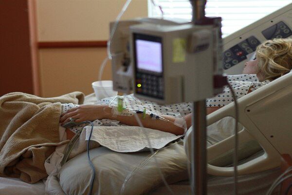 Bambina curata per tre anni di anoressia. Scoprono che ha un tumore al cervello