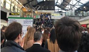 Stazione della metropolitana di Earl's Court a Londra: panico