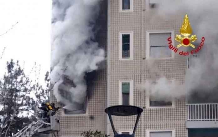 Milano: incendio in un palazzo