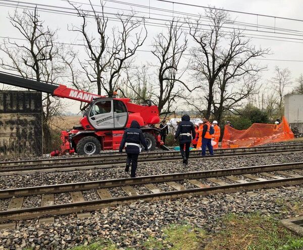 Morti due operai schiacciati da una lastra di metallo