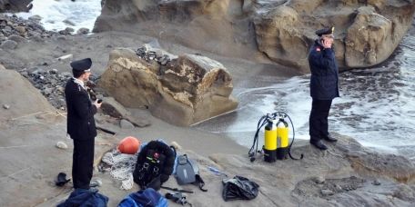 Mamma si getta in mare con i figli