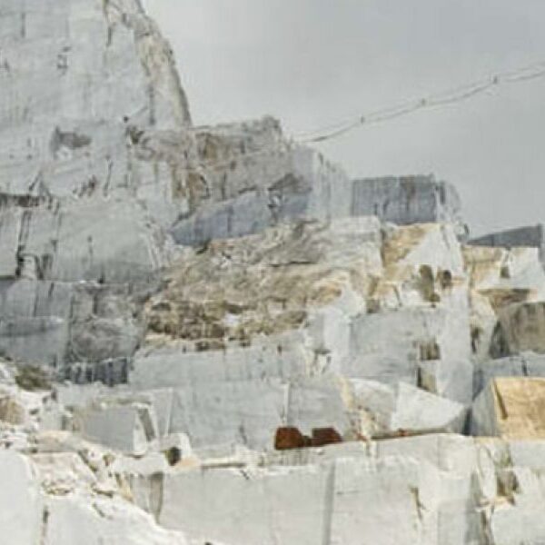 Marina di Carrara: operaio muore schiacciato da un carrello