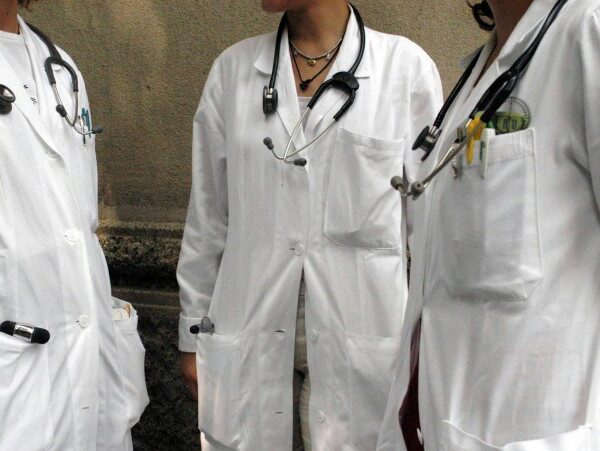 Pensa di avere un cancro: medici le asportano una cipolla dalla vagina