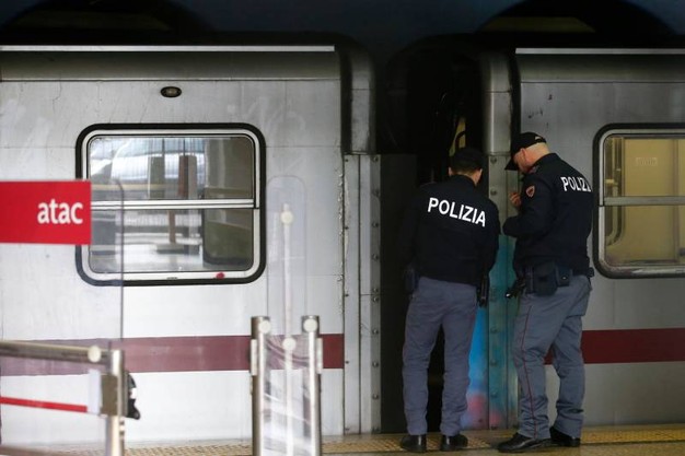 New York: donna cade sui binari e le passano addosso tre treni