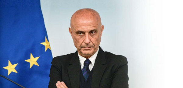 Il ritiro di Minniti e le accuse a Renzi