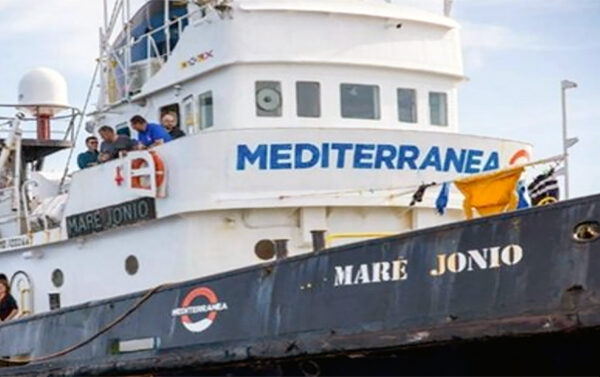 Migranti: nave Ong mediterranea ferma davanti Lampedusa