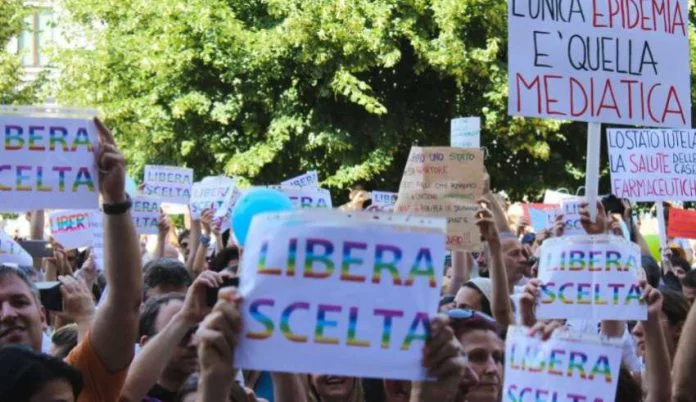 Modena: prima condanna ai No vax per fake news