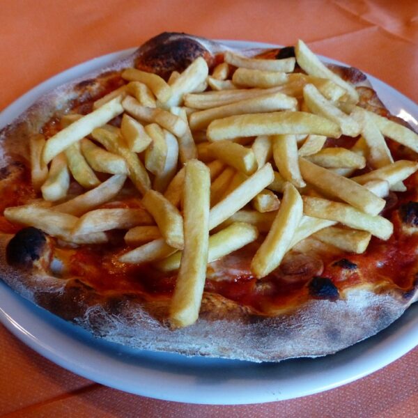 Pizza margherita con patatine fritte