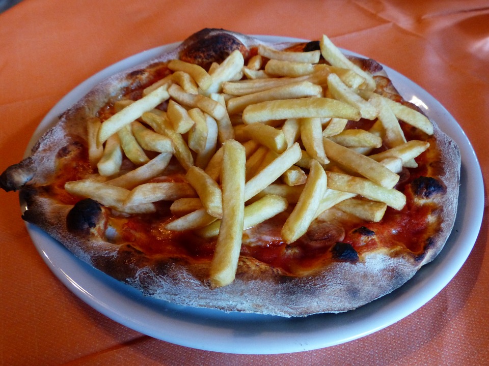 Pizza margherita con patatine fritte - Quotidianpost