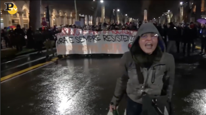 Prof urla contro poliziotti a Torino