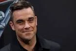 Robbie Williams cade dal palco e rompe il braccio ad una fan