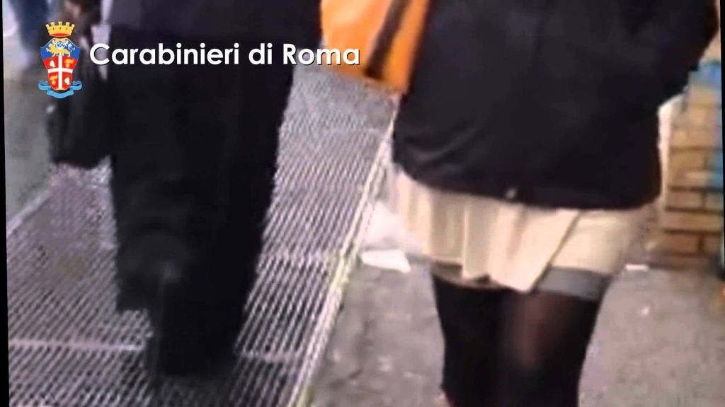 falso prete truffava i passanti. Il video che lo incastra