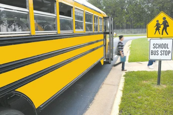 Bambino rimane bloccato per 6 ore nello scuolabus