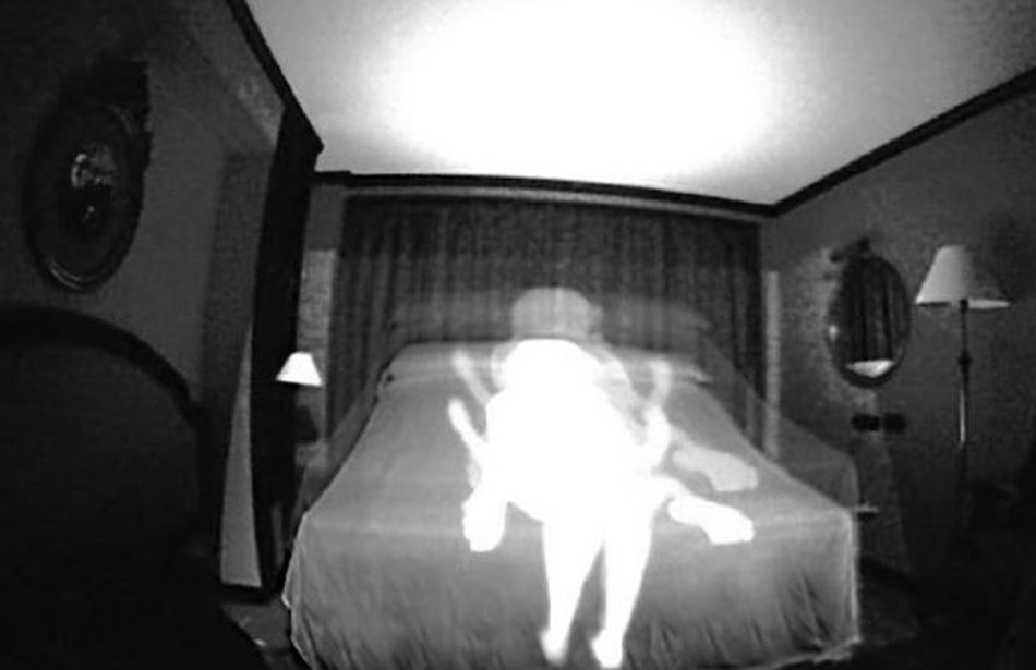 Fantasma fa sesso con una donna inglese